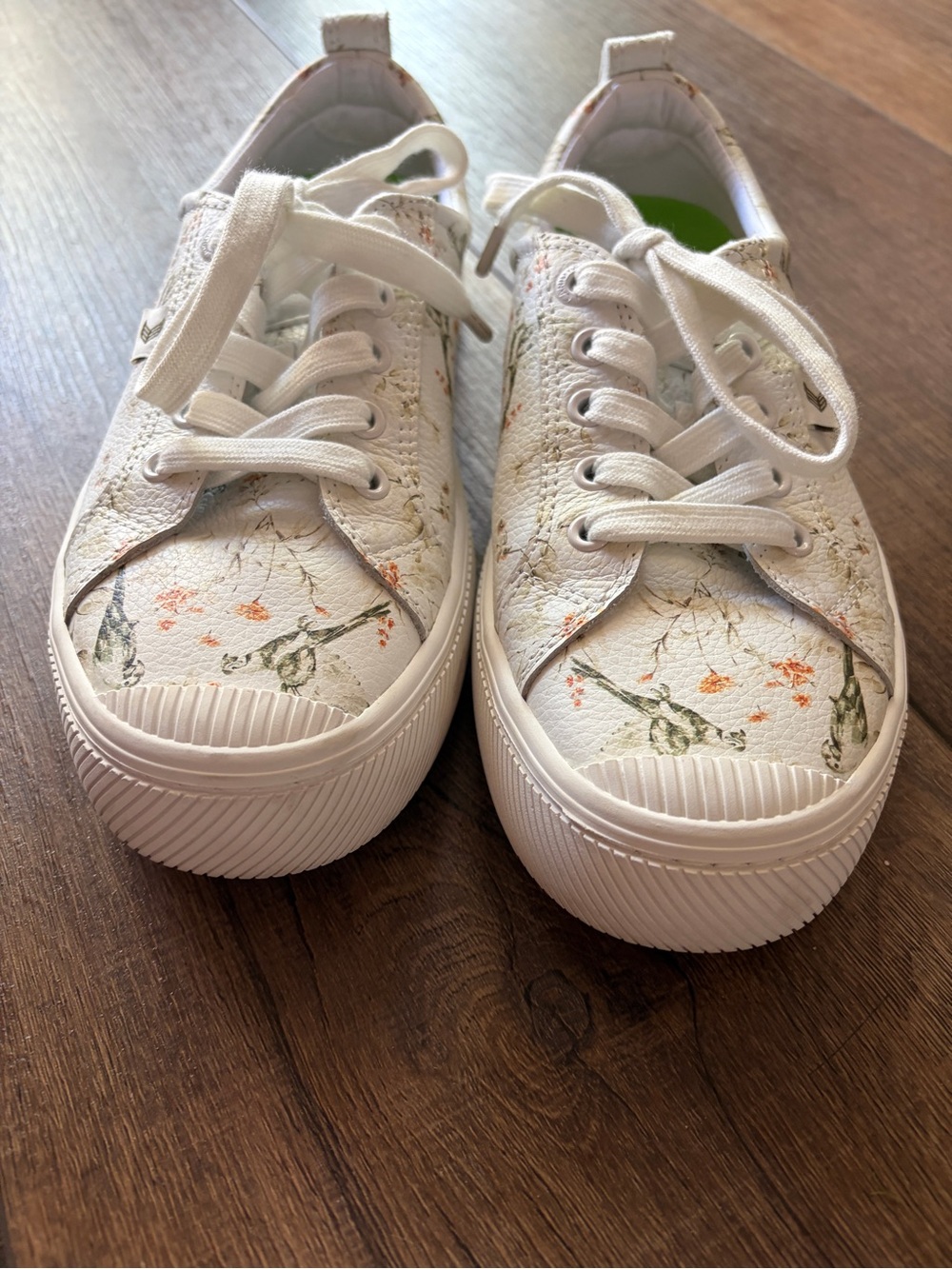 Cariuma OCA Low Pebbled Leather Floral Bird Print Sneakers - Women’s Size 8 - Picture 2 of 6